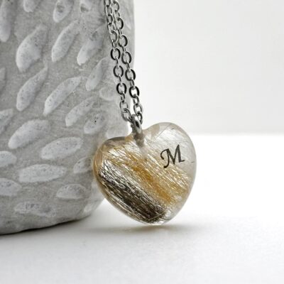 Naszyjnik z kwiatami, włosami, prochami lub sierścią zwierząt serce