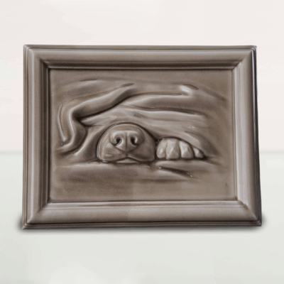 Urna płaskorzeźba beżowa